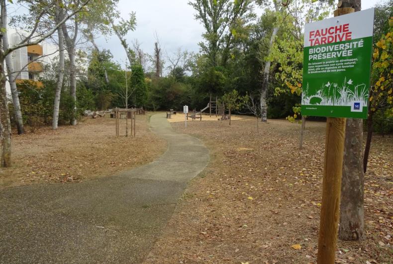 Vue d'ensemble parc avec panneau pédagogique