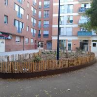 Ilot central planté d'un massif de vivaces
