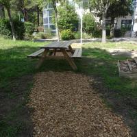 implantation de paillage en dessous d'une table de pique nique