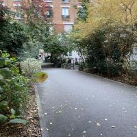 Allée du site bordée par une végétation arbustive