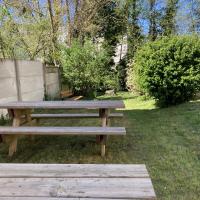 Bancs et tables sur pelouse