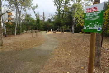 Vue d'ensemble parc avec panneau pédagogique