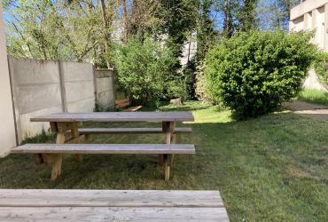 Bancs et tables sur pelouse