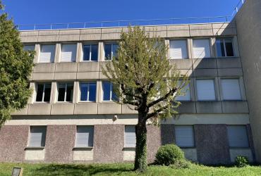 Avant du bâtiment avec pelouse arborée